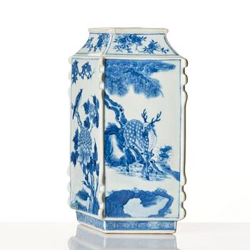 A blue and white vase, late Qing dynasty.