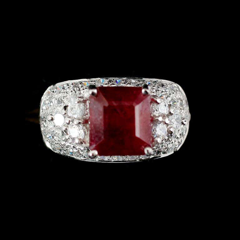 RING, silver, rubin ca 5,15 ct, vita safirer, vita zirkoner.