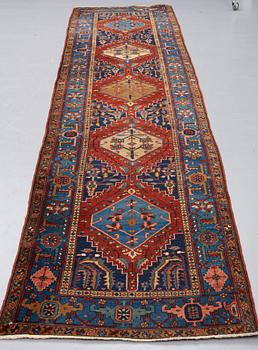 GALLERIMATTA, semiantik Nordvästpersisk Heris sannolikt, ca 421 x 96-99 cm.