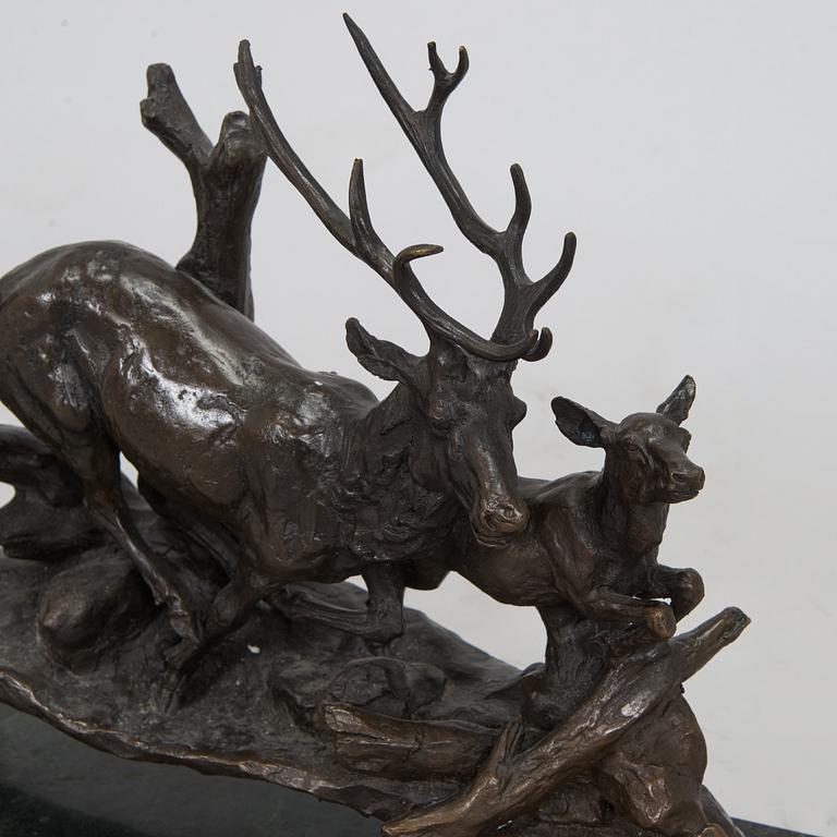 Veistos, pronssi, karhu ja kauriit.