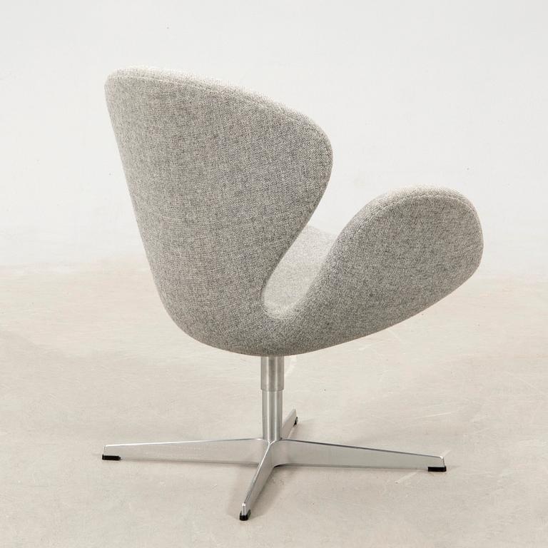 Arne Jacobsen, fåtölj "Svanen", designad av Fritz Hansen, Danmark, 2005.