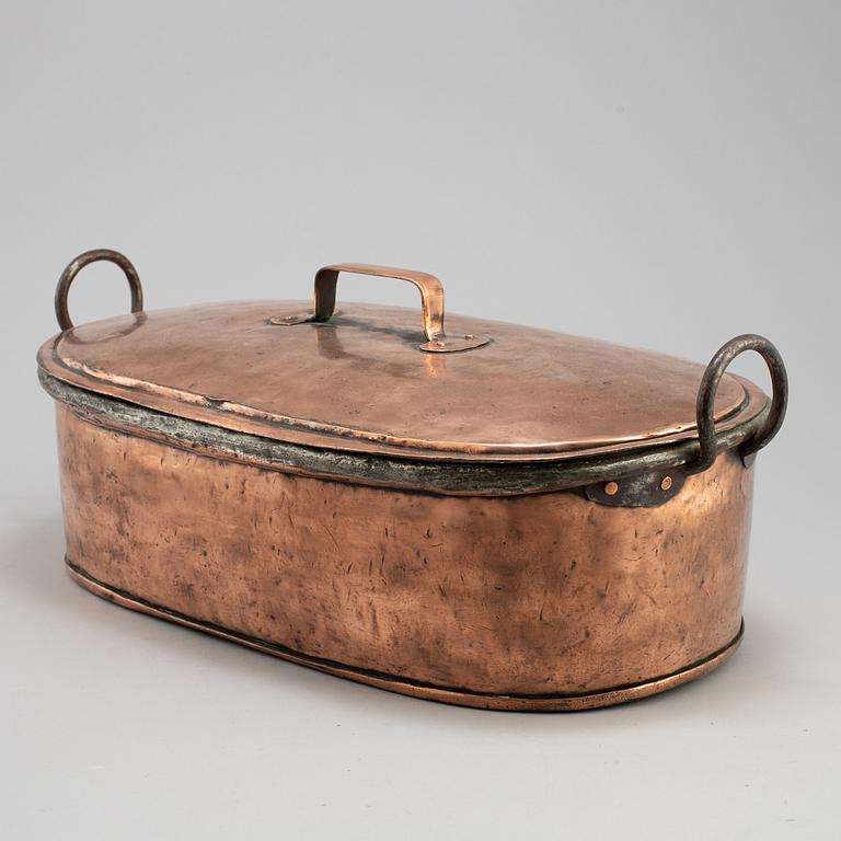 A 19TH CENTURY COPPER FISH PAN.