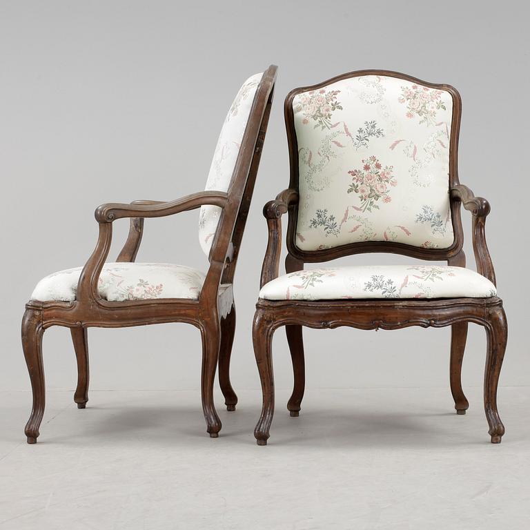 KARMSTOLAR, ett par, italiensk rokoko, 1700-tal.