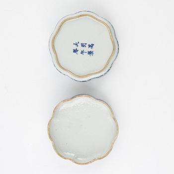 Ask med lock, porslin. Kina, Möjligen republik.