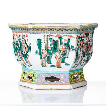 A large jardiniere, late Qing dynasty.