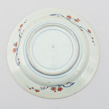 A pair of Japanese Imari plates, Edo, 18th century.