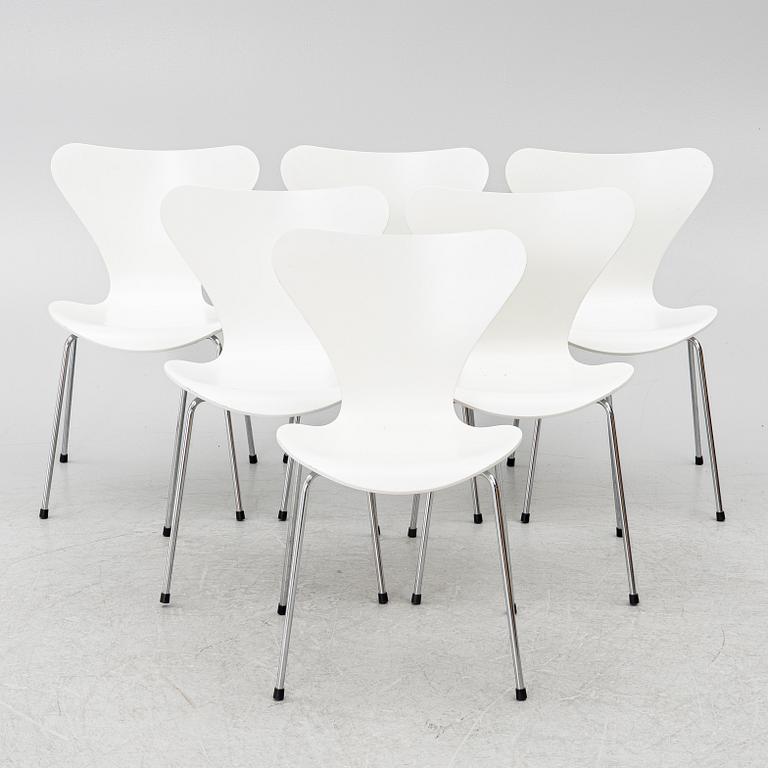 Arne Jacobsen, six 'Series 7' chairs, Fritz Hansen, Denmark, 2002.