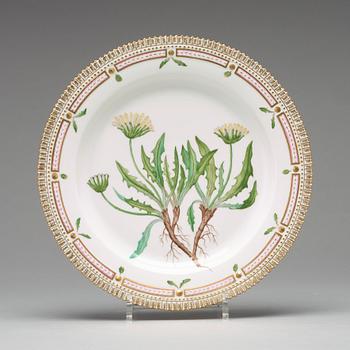 TALLRIKAR/FAT,  åtta stycken, porslin. "Flora Danica", Kungl. Dansk, 1900-tal.