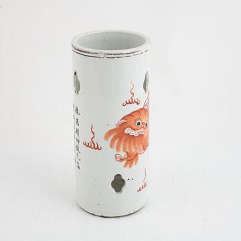 A Chinese porcelain hat stand, early 20th century.