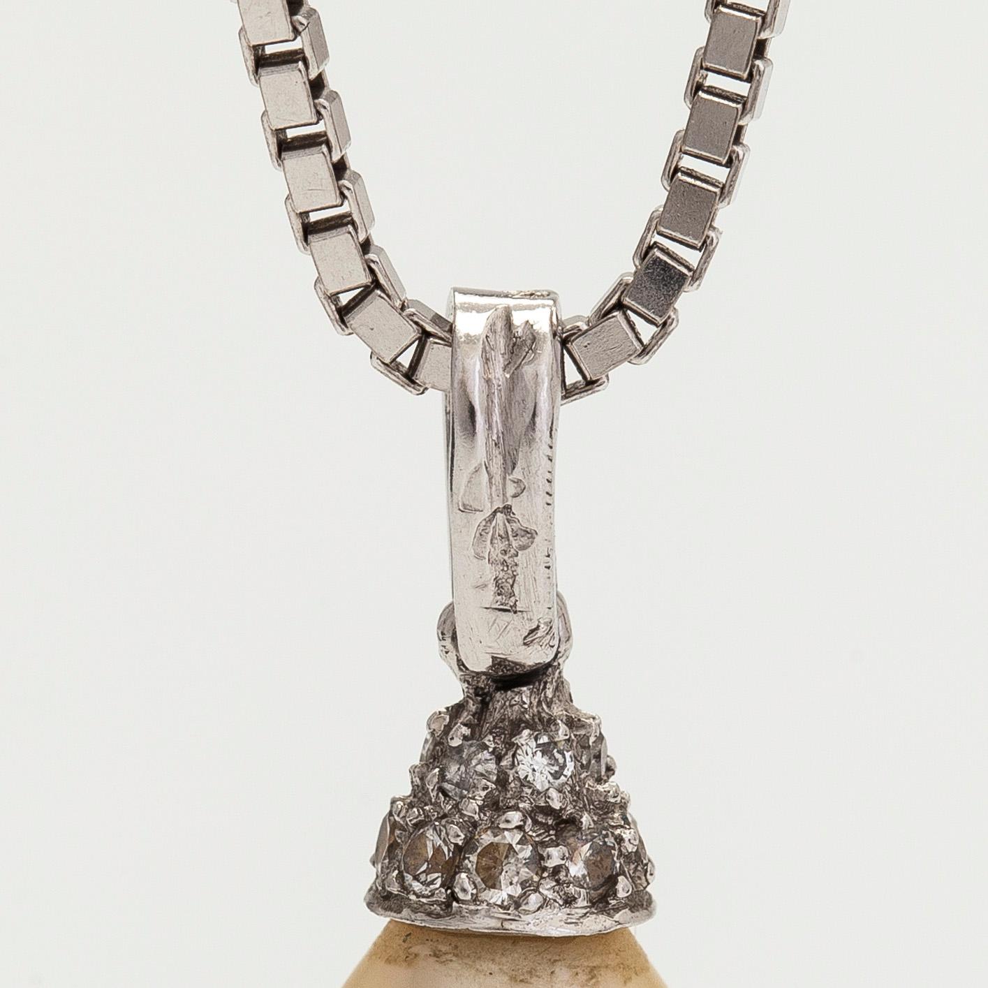 Halsband, 18K vitguld, hänge i platina med odlad pärla och diamanter.