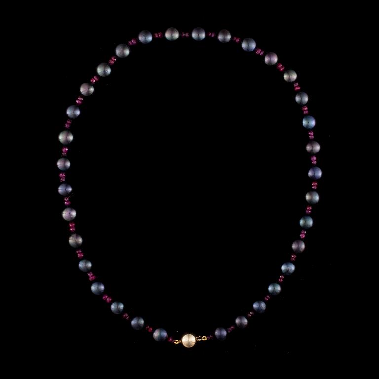 PÄRLCOLLIER, mörka odlade pärlor, rubiner, 14K guldlås.