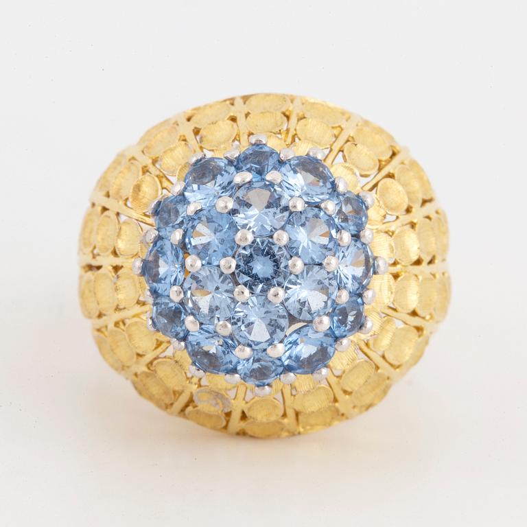 RING, med runda fasettslipade ljusblå topaser.