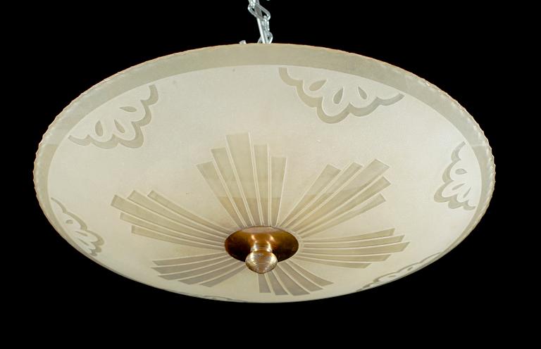 TAKPLAFOND, råglasskiva, 1900-talets första hälft. Höjd ca 20 cm.