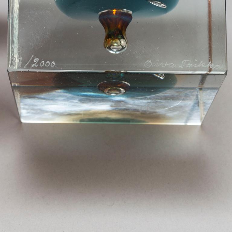 OIVA TOIKKA, An annual glass cube by Oiva Toikka, signed Oiva Toikka, Nuutajärvi 1983, numbered 37/2000.