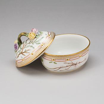 SKÅL MED LOCK, porslin, "Flora danica", Royal Copenhagen, modellnr 3582.