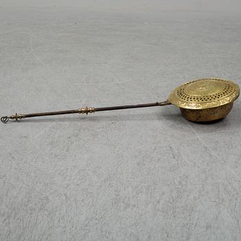 SÄNGVÄRMARE och GLÖDTÅNG, smide och mässing, 1700-tal.