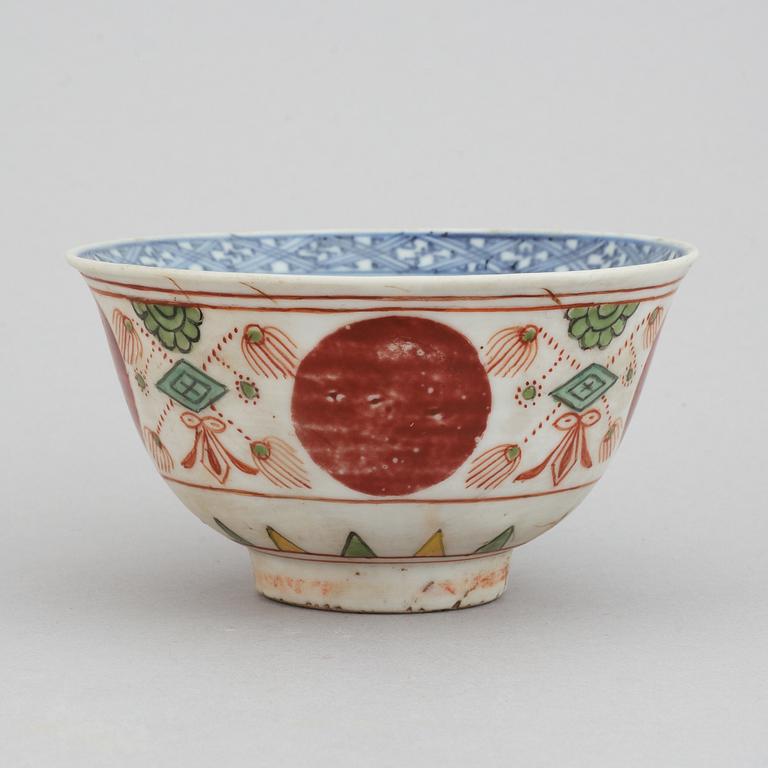 A blue and white and wucai decorated bowl, Ming dynasty (1368-1644).