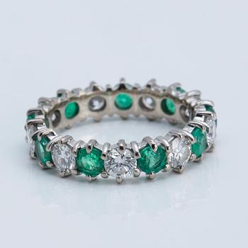 A ca 1.50 cts brilliant-cut diamond ring with facetec emeralds.