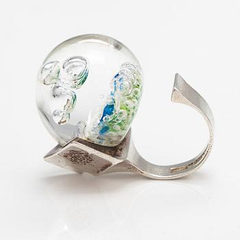 Björn Weckström, Ring "Förstelnad sjö", sterlingsilver och akryl. Lapponia 1971.