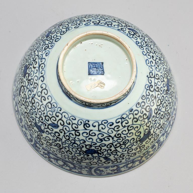 A large blue and white bowl, Ming dynasty (1368-1644).