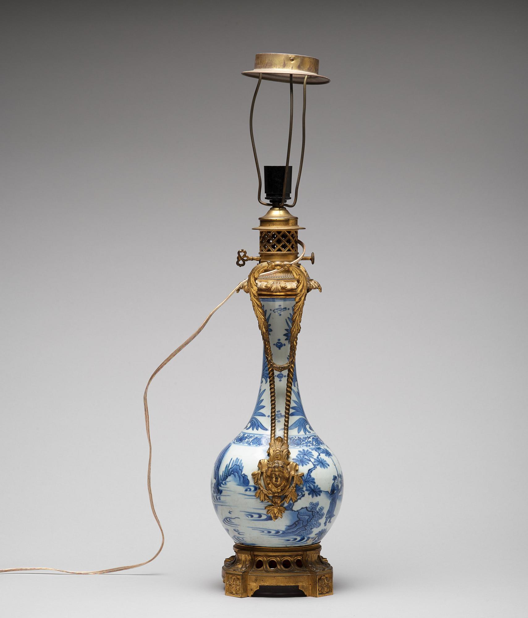 A blue and white Transitional vase, 17th Century.