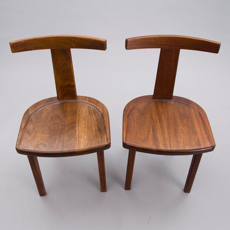 Olavi Hänninen, A pair of 1950s 'Juha' chairs for Huonekalu Mikko Nupponen, Finland.