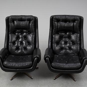 A pair of leather wivel chairs from PeeM, Finland, 1970's.