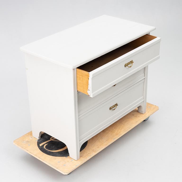 A chest of drawers, early 20th Century.