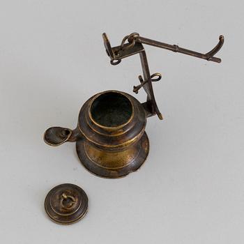 AN 18TH CENTURY BRONZE OIL LAMP.