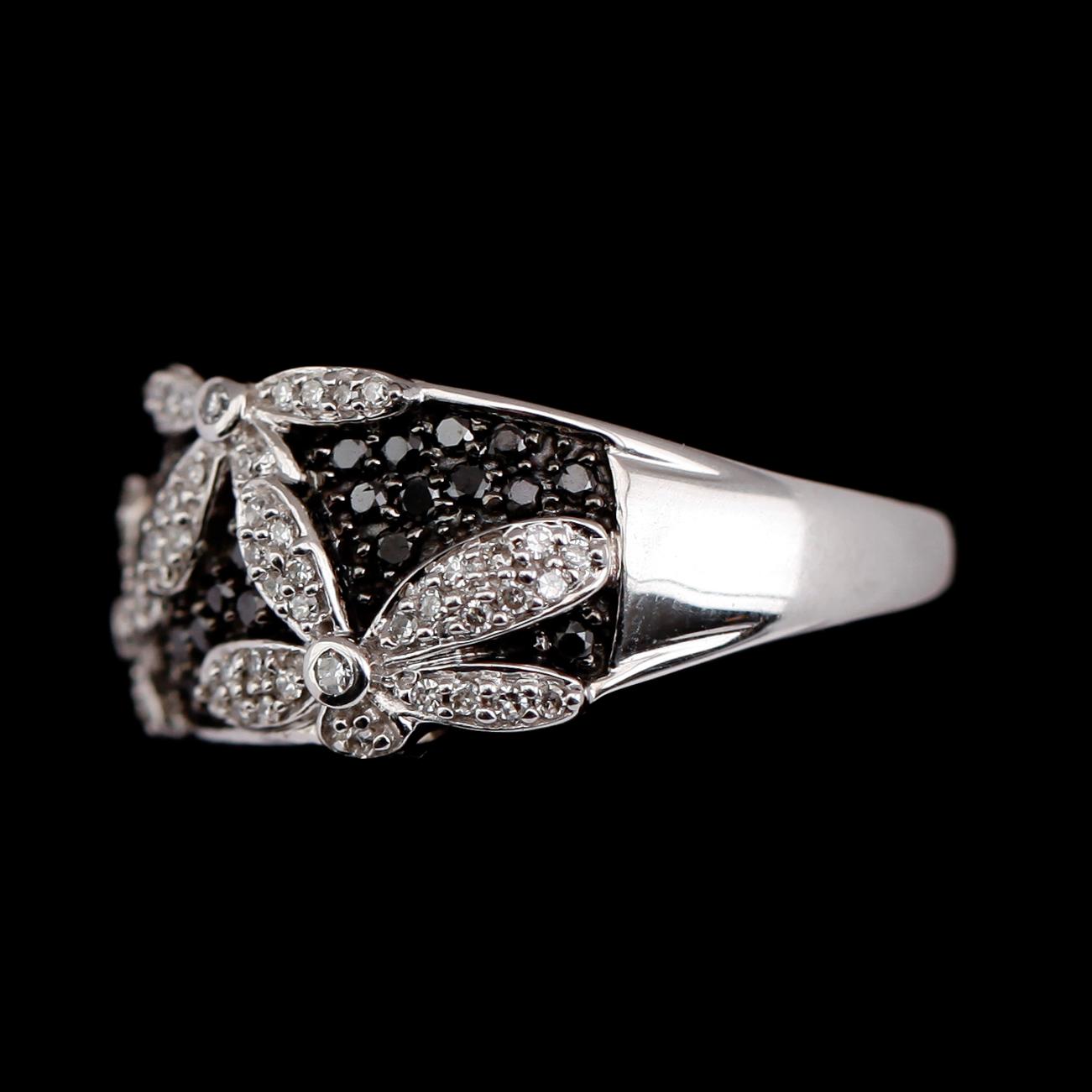 RING, 14 k vitguld, briljantslipade diamanter tot 0.50 ct.