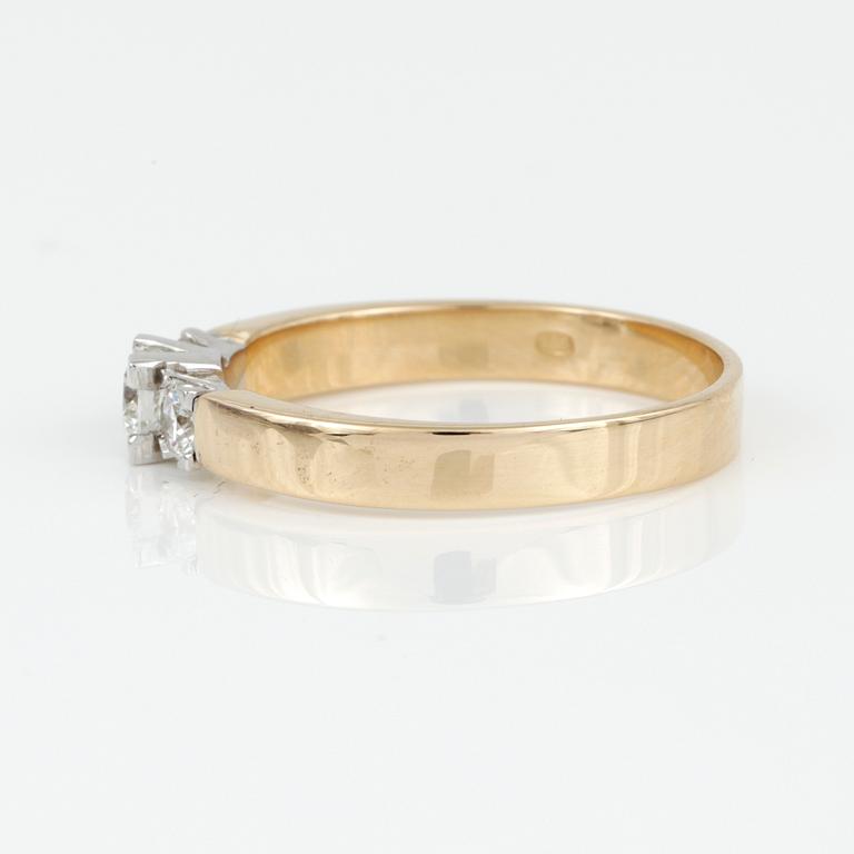 RING, tvåfärgad 14K guld med briljantslipade diamanter, tot ca 0,33 ct. Vikt ca 2,50 g.