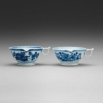 A set of two blue and white sauce boats, Qing dynasty, Qianlong (1736-95).