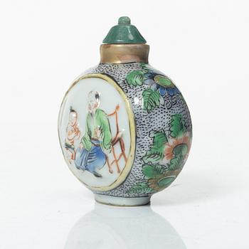 Fat, koppar, två stycken samt snusflaska, porslin. Qingdynastin, 1700/1800-tal.