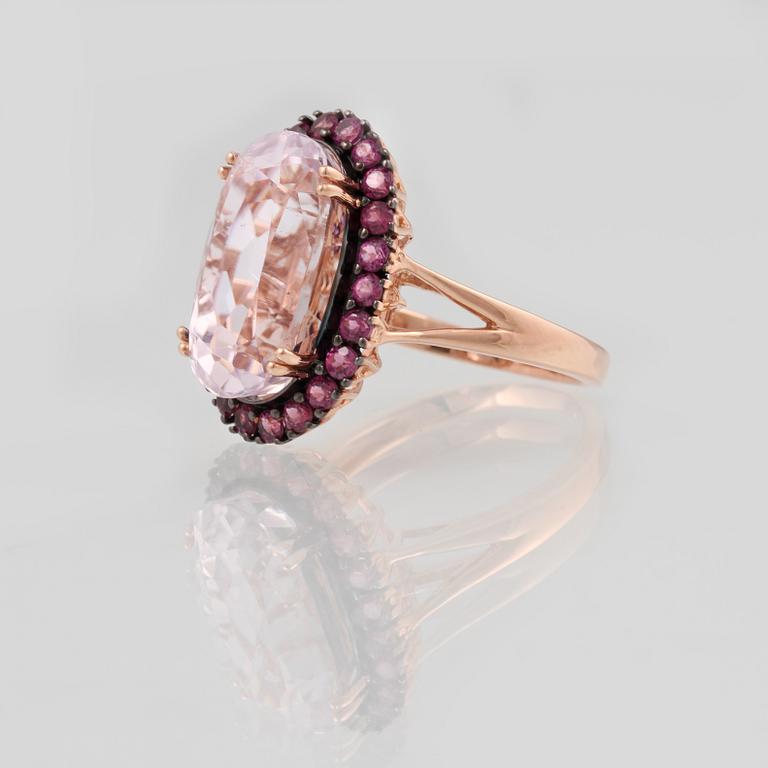 RING, 18K guld med ovalslipad kunzit ca 12.40 ct samt fasettslipade rosa safirer ca 1.15 ct. Vikt 7,2 gram.
