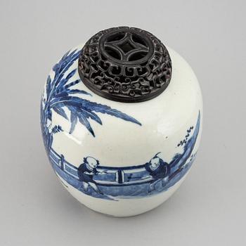 A blue and white jar, Qing dynasty, 19th Century.