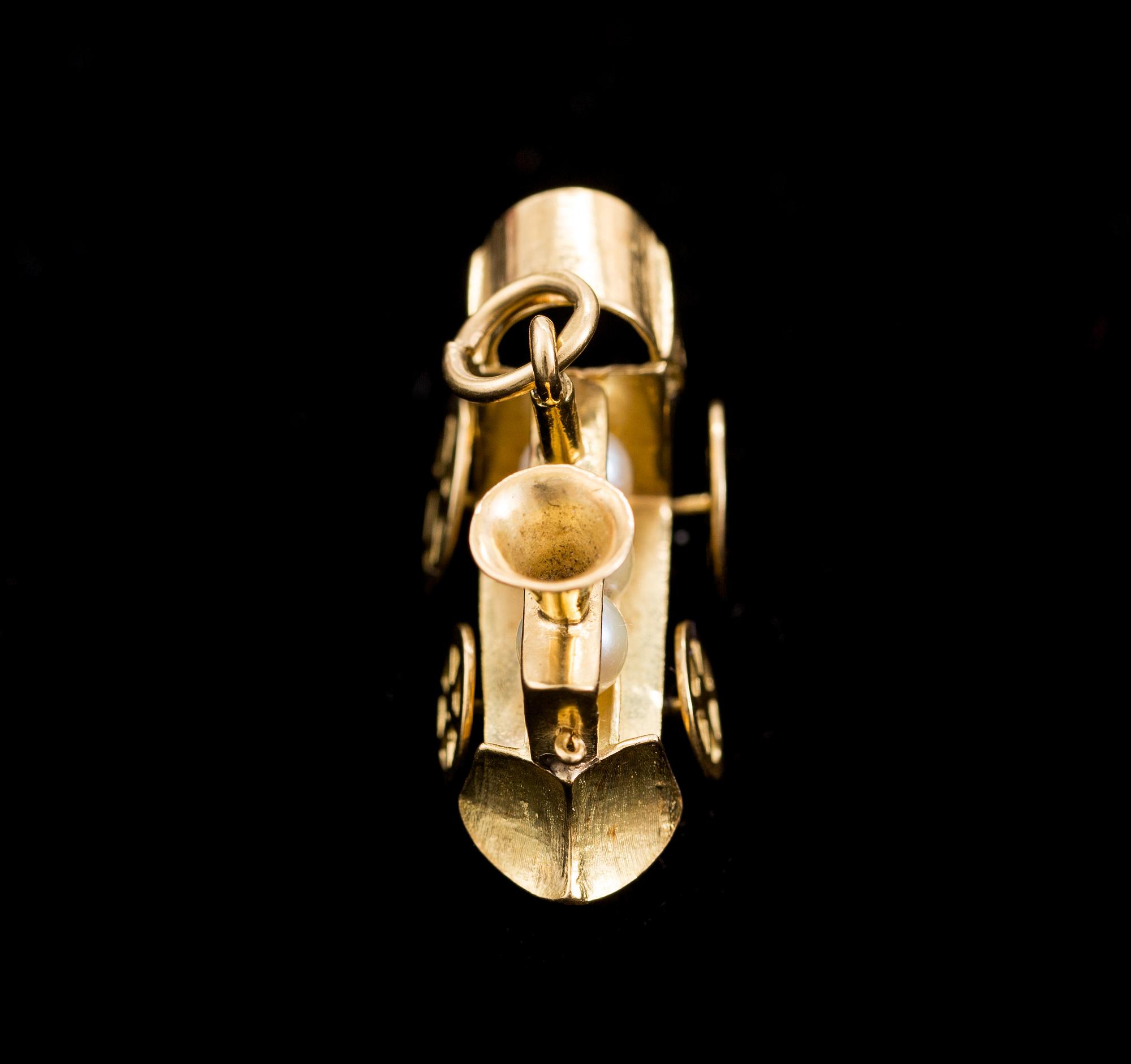 BERLOCK, 18 k guld med 3 odlade pärlor. Vikt ca 11 g.