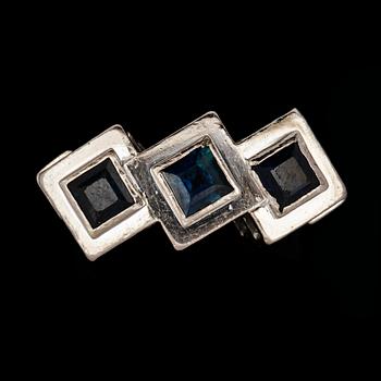 75. A blue sapphire ring.