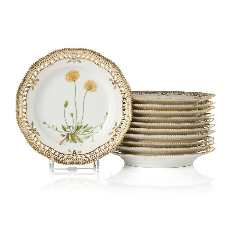 Tallrikar, 11 stycken, porslin. Royal Copenhagen,,' Flora Danica', Danmark, 1900-tal.