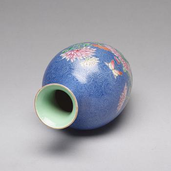 A Chinese sgrafitto vase, Republik, 20th Century.