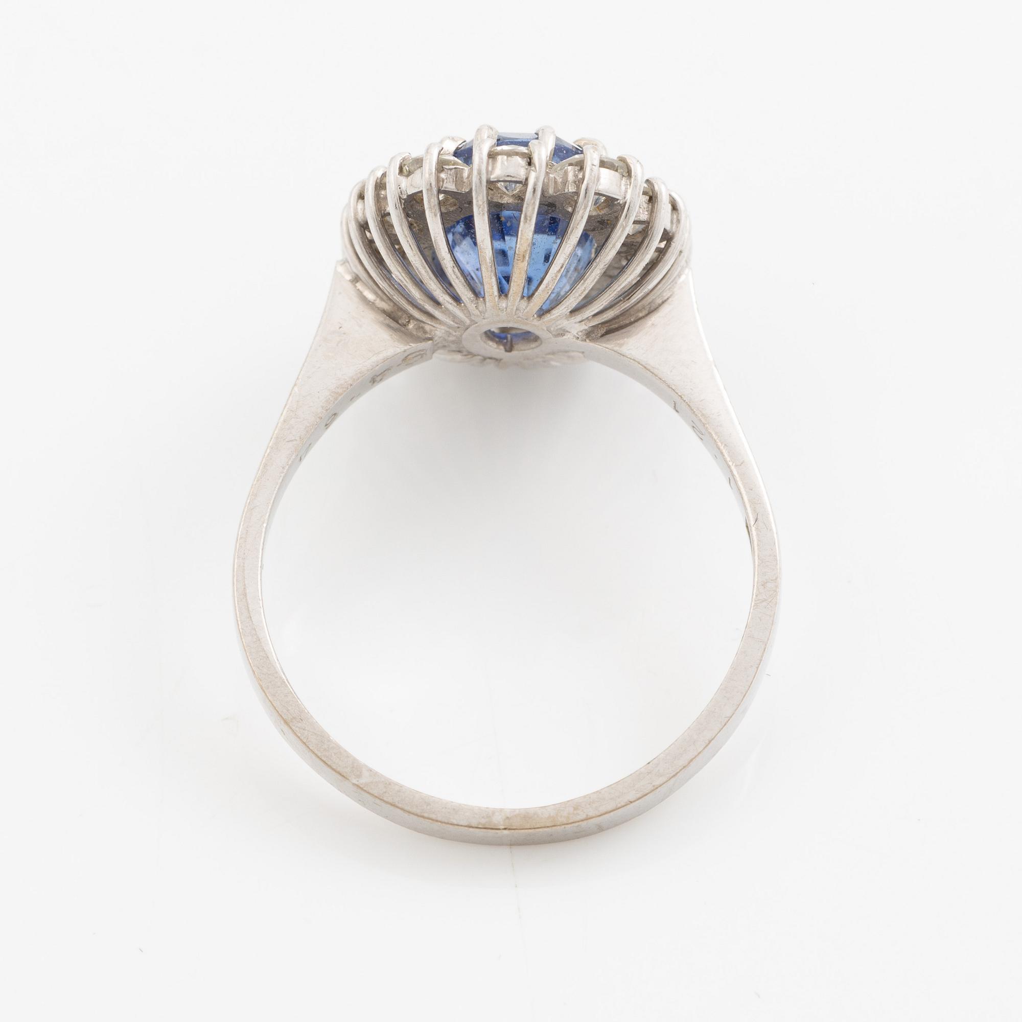 Ring, carmosémodell 18K vitguld med safir och briljantslipade diamanter.