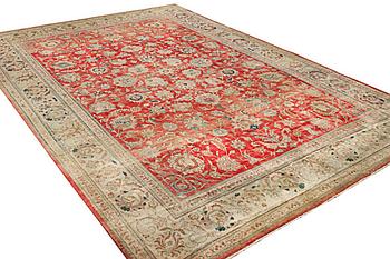 A Mahal carpet, c. 515 x 341 cm.