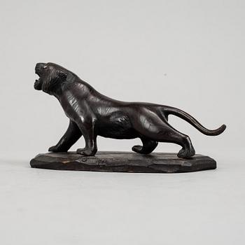 A patinated bronze figurine of a panther, Japan, 20 th century.