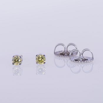 ÖRHÄNGEN, 14K vitguld, naturliga ljusgröna, briljantslipade diamanter tot. 0,36 ct. Vikt 1,7 g.
