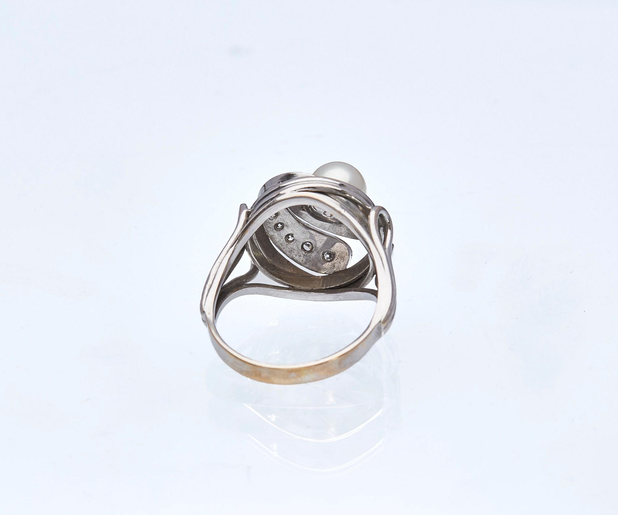 RING, 18K vitguld med åttkantslipade diamanter, ca 0.20 ct samt odlad saltvattenspärla.