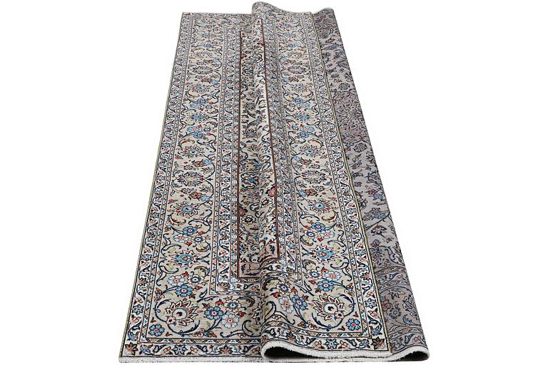 A Keshan carpet, c. 292 x 191 cm.