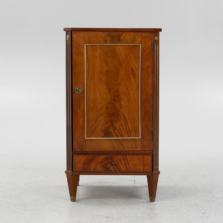 Cabinet, Gustavian style, early 20th century.