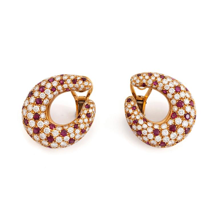 Ett par örhängen 18K guld med runda briljantslipade diamanter och rubiner.