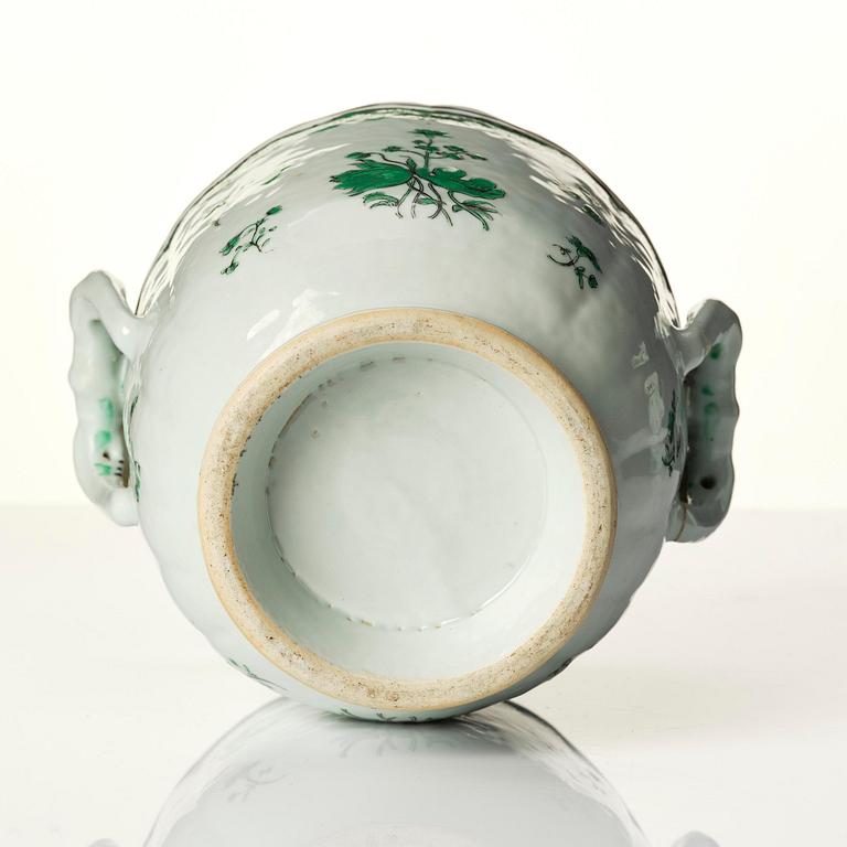 Vinkylare/ytterfoder, ett par, porslin. Qingdynastin, 1700-tal.