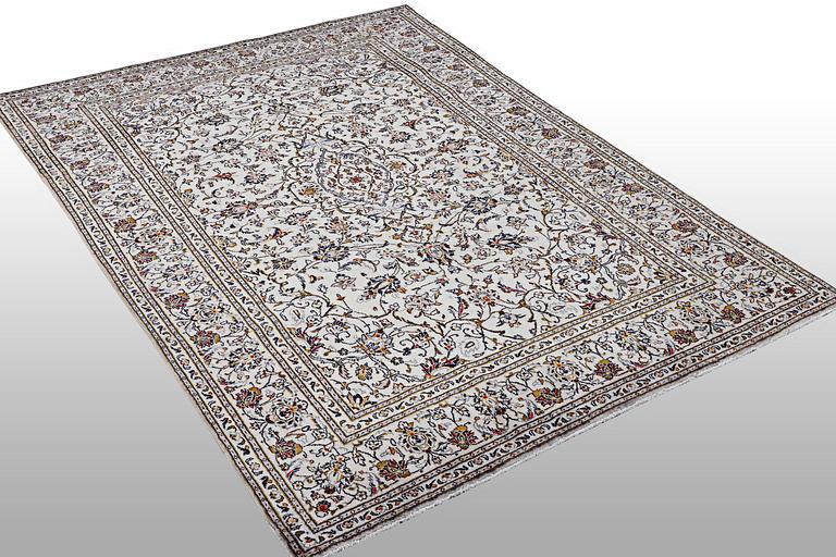 A carpet, Kashan, ca 295 x 194 cm.