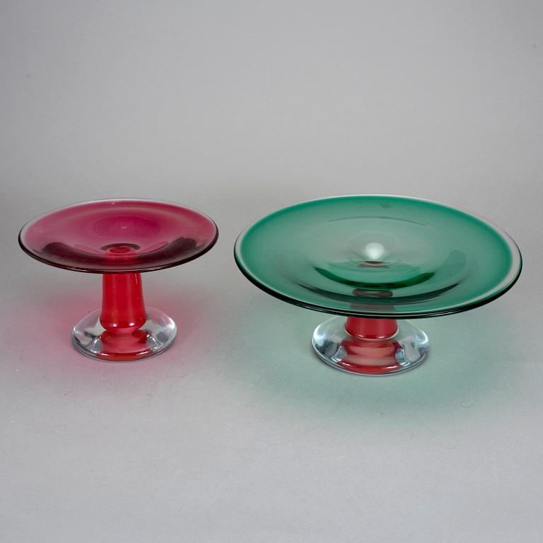 SKÅL PÅ FOT/ TÅRTFAT, 2 stycken, glas, "Chribska", Erik Höglund, 1990-tal.